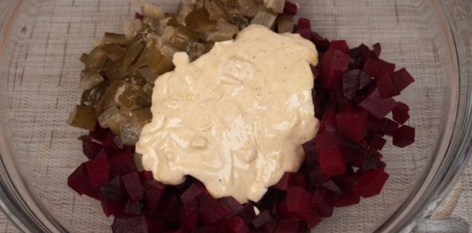 Фото приготовления рецепта: Салат из свёклы с маринованными огурцами и фетой - шаг №9